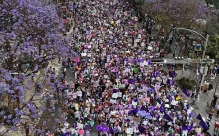 Las vallas del poder reciben el grito silencioso de las desaparecidas