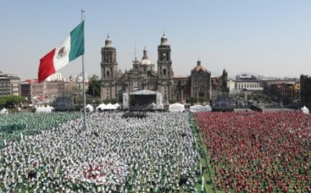 México establece récord mundial con masiva clase de fútbol en el Zócalo capitalino