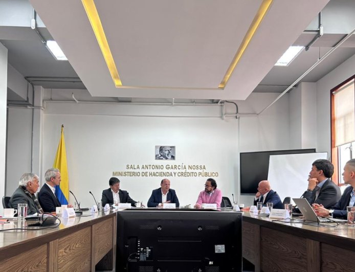 Gobierno y banca buscan acuerdo para créditos de emergencia sin descartar inversiones forzosas