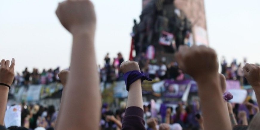 El puño en alto: símbolo de resistencia feminista que trasciende décadas de lucha