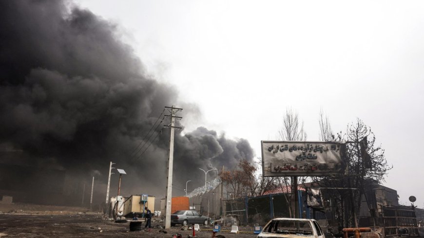 Ataques a infraestructura petrolera sumergen a Teherán en una crisis humanitaria y ambiental
