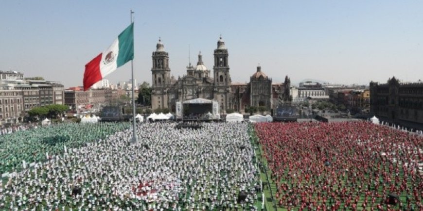 México establece récord mundial con masiva clase de fútbol en el Zócalo capitalino