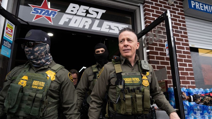 La controvertida jubilación del jefe de redadas migratorias que defendió tiroteos