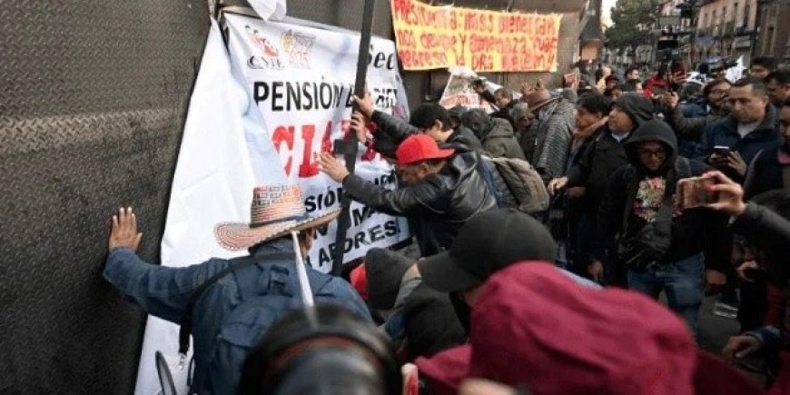 La CNTE paraliza el centro de la Ciudad de México con una marcha y un plantón de 72 horas