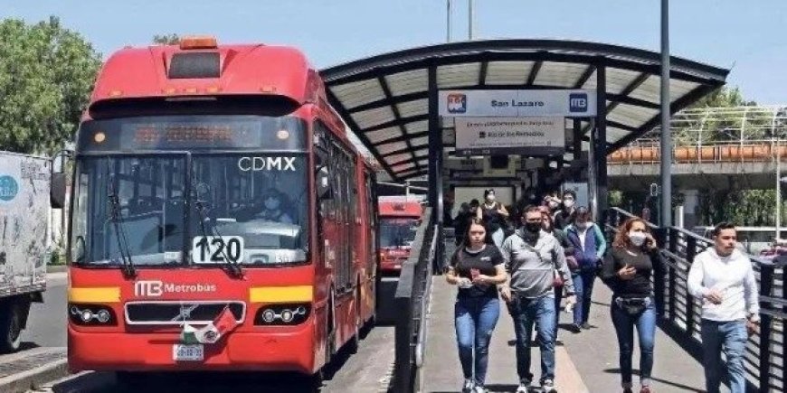 La CNTE paraliza la movilidad capitalina con una marcha que afecta cuatro líneas del Metrobús