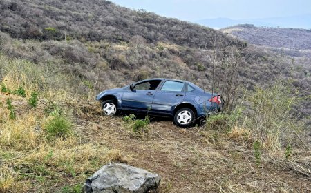 A punto de caer a barranco: familia sale ilesa tras accidente en carretera Catarina–Atemajac