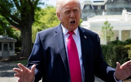 Trump ordena a la Armada de EU destruir cualquier embarcación "sospechosa" en el estrecho de Ormuz