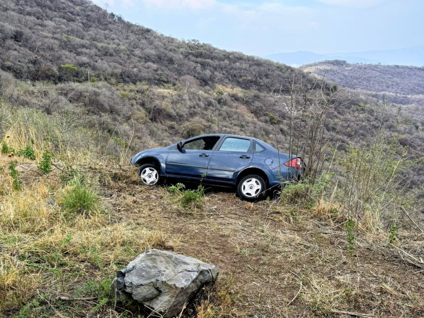 A punto de caer a barranco: familia sale ilesa tras accidente en carretera Catarina–Atemajac