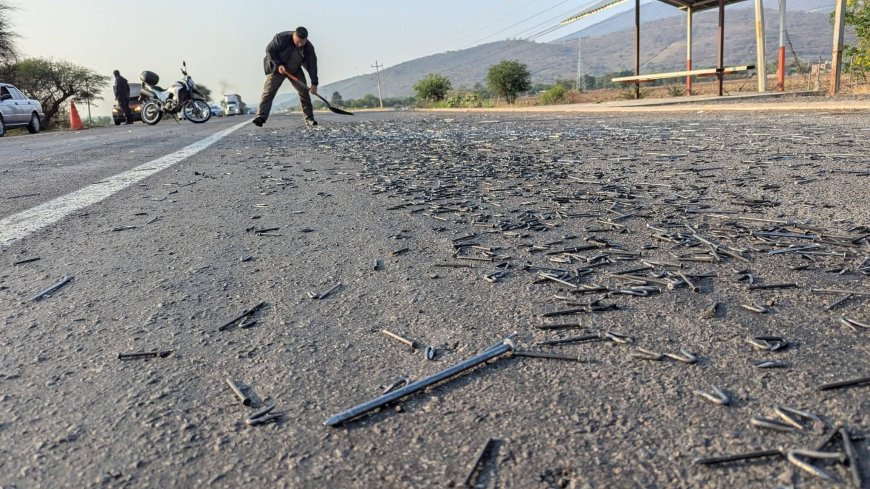 Realizan limpieza en carretera libre tras hallazgo de clavos en el asfalto