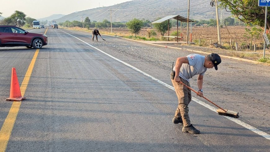 Realizan limpieza en carretera libre tras hallazgo de clavos en el asfalto