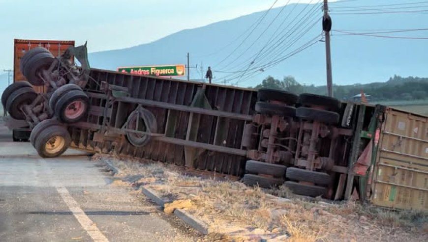 Zacoalco de Torres: contenedor se desprende de tráiler y afecta circulación rumbo a Guadalajara
