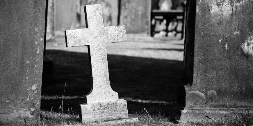 El insólito caso en India: hombre lleva el esqueleto de su hermana al banco