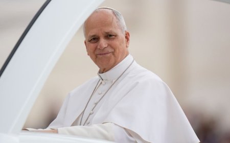 Papa León XIV reza en la Plaza de San Pedro, evocando el atentado a Juan Pablo II