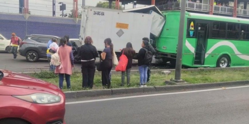 Accidente en CDMX: Choque entre transporte público y camionetas deja 9 heridos