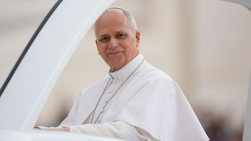 Papa León XIV reza en la Plaza de San Pedro, evocando el atentado a Juan Pablo II
