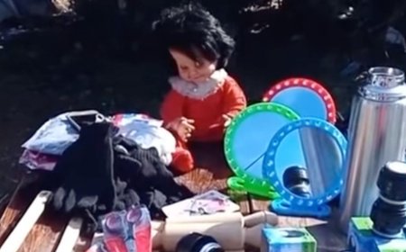 Captan muñeca moviéndose sola y sonriendo de manera perturbadora en un tianguis | VIDEO