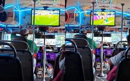 ¡Con todo y pantalla! Chofer de microbús se hace viral por TRANSMITIR los partidos del Mundial para que pasajeros los disfruten | VIDEO