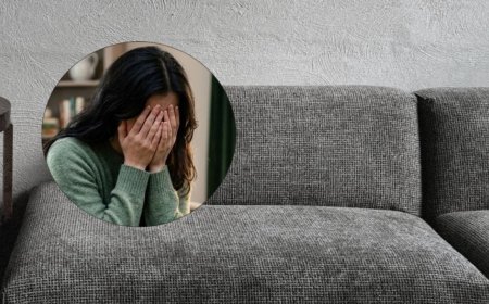 Hallan a niña de 4 años "deshidratada y en shock" junto al cadáver de su madre en el sofá, llevaba días muerta
