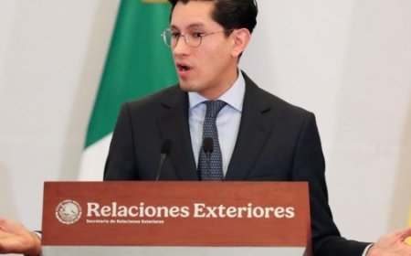 Roberto Velasco, asegura que Ayuso y Álvarez son bienvenidas al país... "de vacaciones"