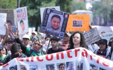 Madres buscadoras se hacen escuchar en el Mundial 2026 con marcha y pancartas