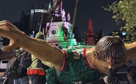 Retiran estatuas gigantes de la exposición de futbol que dañó la CNTE en Paseo de la Reforma | FOTOS