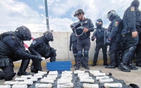 Decomisan 59 explosivos caseros en autobús ligado a normalistas de Ayotzinapa