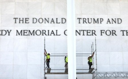 El Centro Kennedy retira el nombre de Trump de la fachada de su edificio en Washington