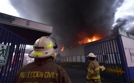 Las impactantes imágenes del fuerte incendio de una fábrica en Guadalajara | FOTOS