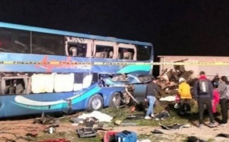 Camión de pasajeros y tráiler chocan en Guanajuato: hay seis muertos