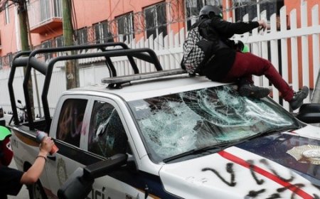 Encapuchados y policías chocan cerca del Estadio Ciudad de México; reportan lesionados