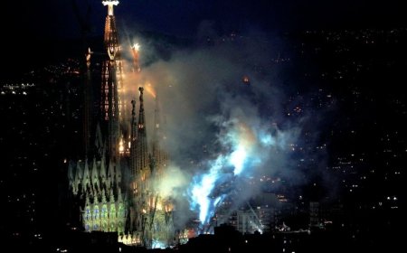 El papa bendice la torre de Jesucristo de la Sagrada Familia, así se ve iluminada por primera vez | VIDEO
