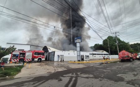 Bomberos tardan varias horas en controlar incendio en bodega de plásticos en Villahermosa
