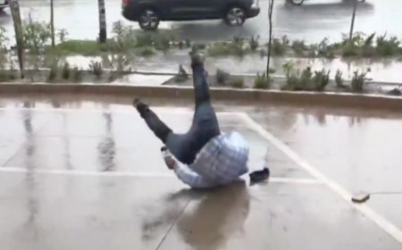 Reportero sufre aparatosa caída en plena transmisión en vivo mientras advertía por las fuertes lluvias | VIDEO