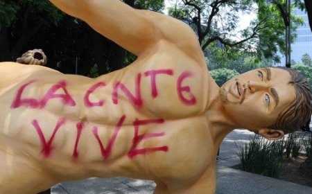 CNTE derriba y VANDALIZA figuras de futbolistas en Paseo de la Reforma (FOTOS)