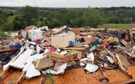 Tornados azotan comunidades a las afueras de Chicago y causan destrozos