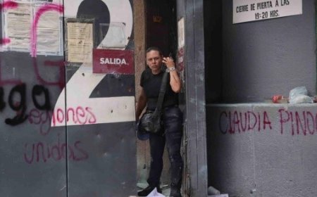 Manifestantes de la CNTE irrumpen en la SEP, rompen vidrios e incendian muebles