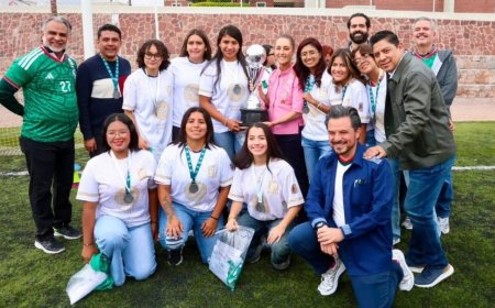 Sheinbaum entrega reconocimientos a equipos destacados del Futsal Mundialito Social IMSS 2026 en San Luis Potosí